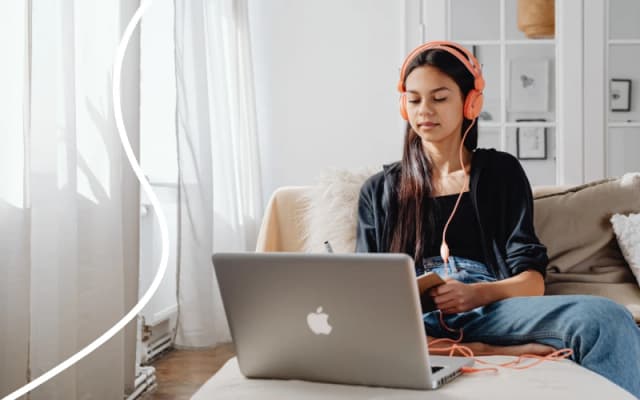 pige-studerer-pa-computer